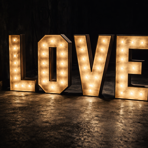 Napis LOVE - podświetlana dekoracja sali. Wynajem