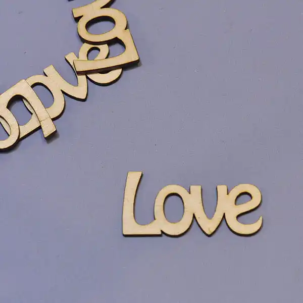 ND048-mały Love - napis drewniany